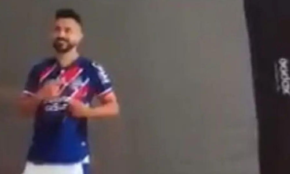Everton Ribeiro tira foto com a nova camisa tricolor do Bahia