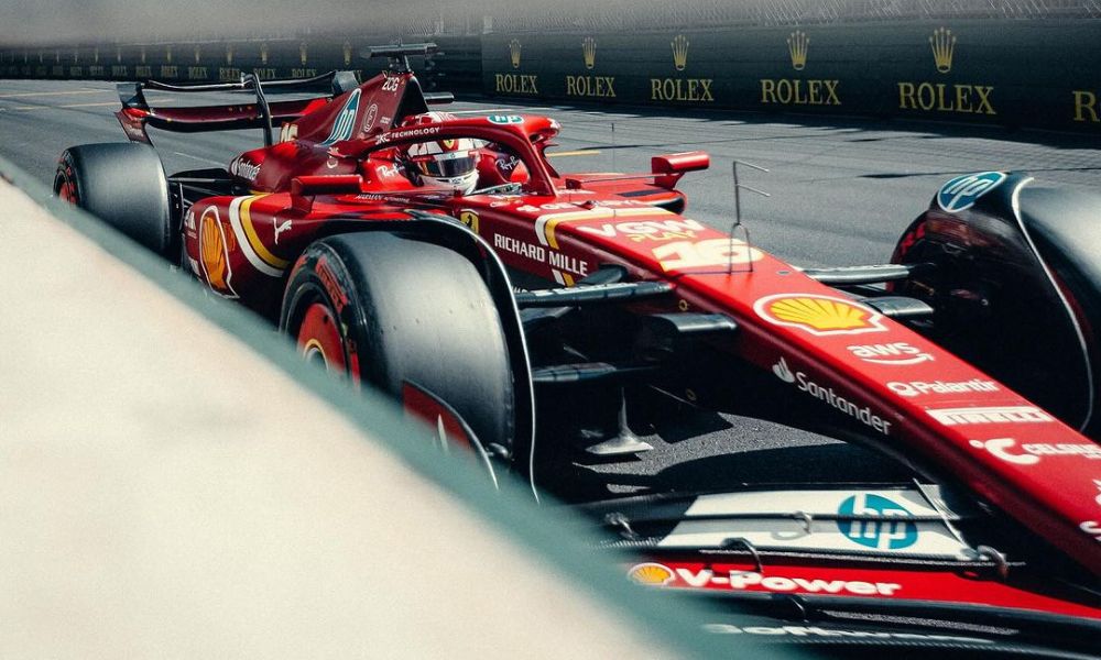 Foto de um carro da Ferrari passando perto do muro no Grande Prêmio de Mônaco de 2024