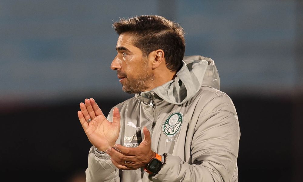 Foto do treinador do Palmeiras, Abel Ferreira, em um jogo do clube