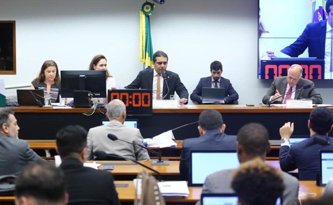 Durante votação de projeto, deputado diz que “homem tem binga e