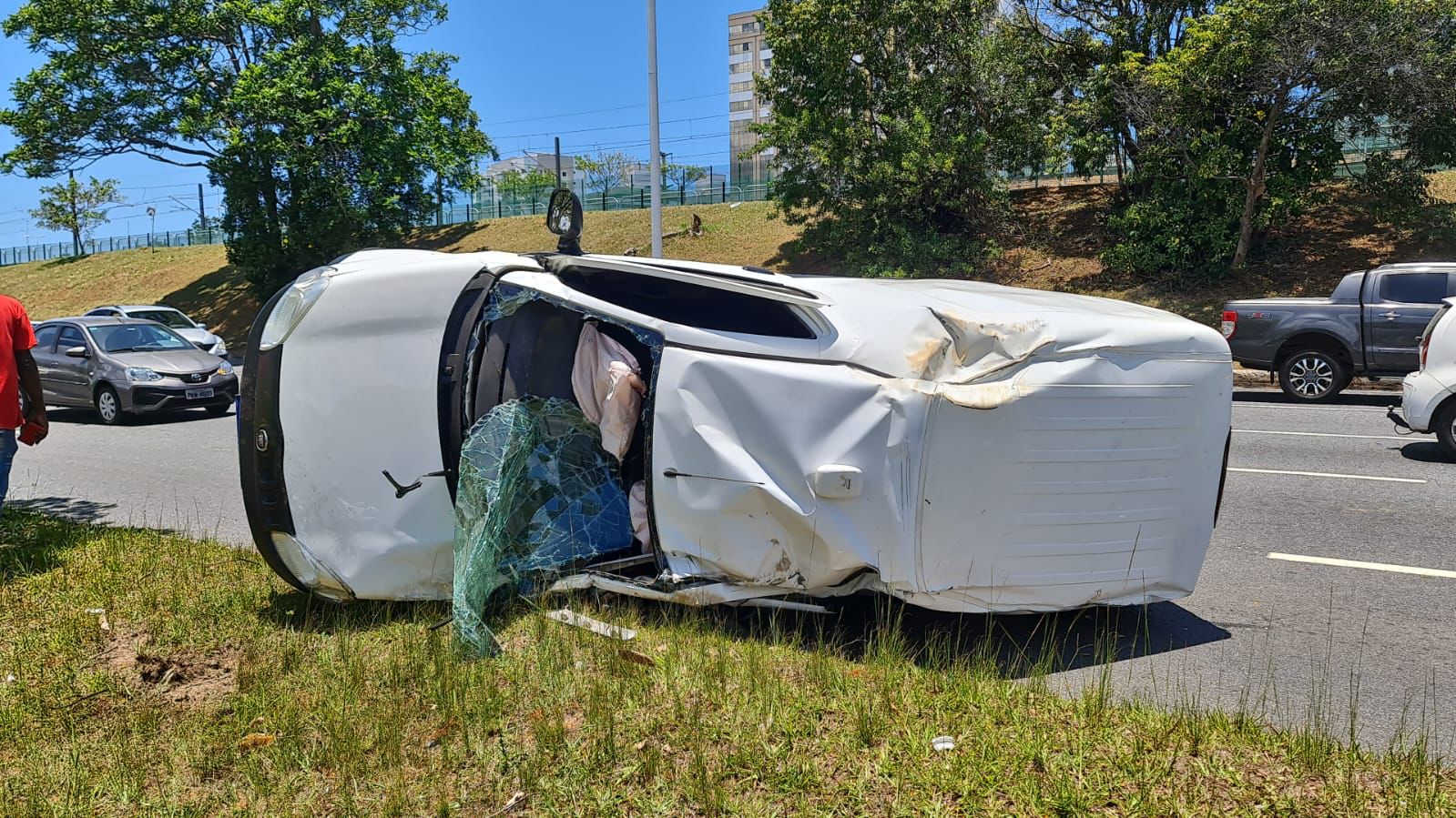 Faro: carro capota e atropela peão em frente à Biblioteca Municipal