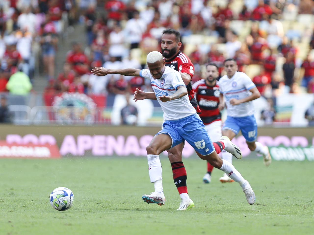 Com pênalti polêmico, Bahia perde para o Flamengo no Maracanã