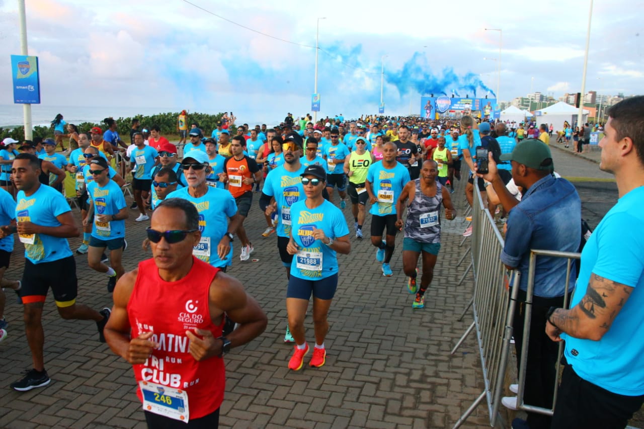 Centenas de baianos participam da Maratona Salvador; veja fotos